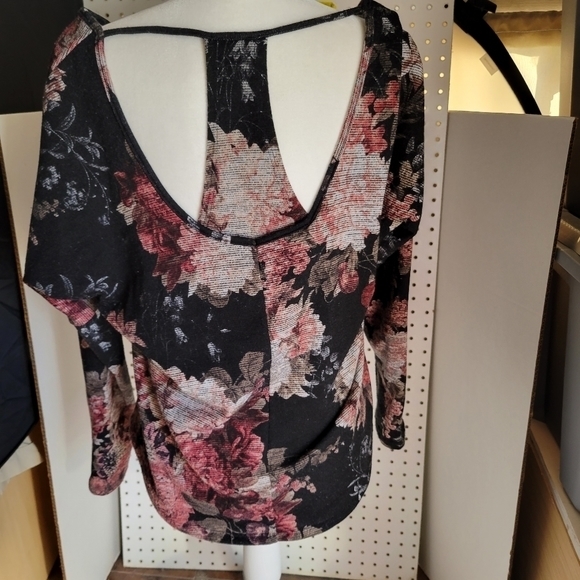 Daytrip size M floral‎ top - Picture 2 of 4